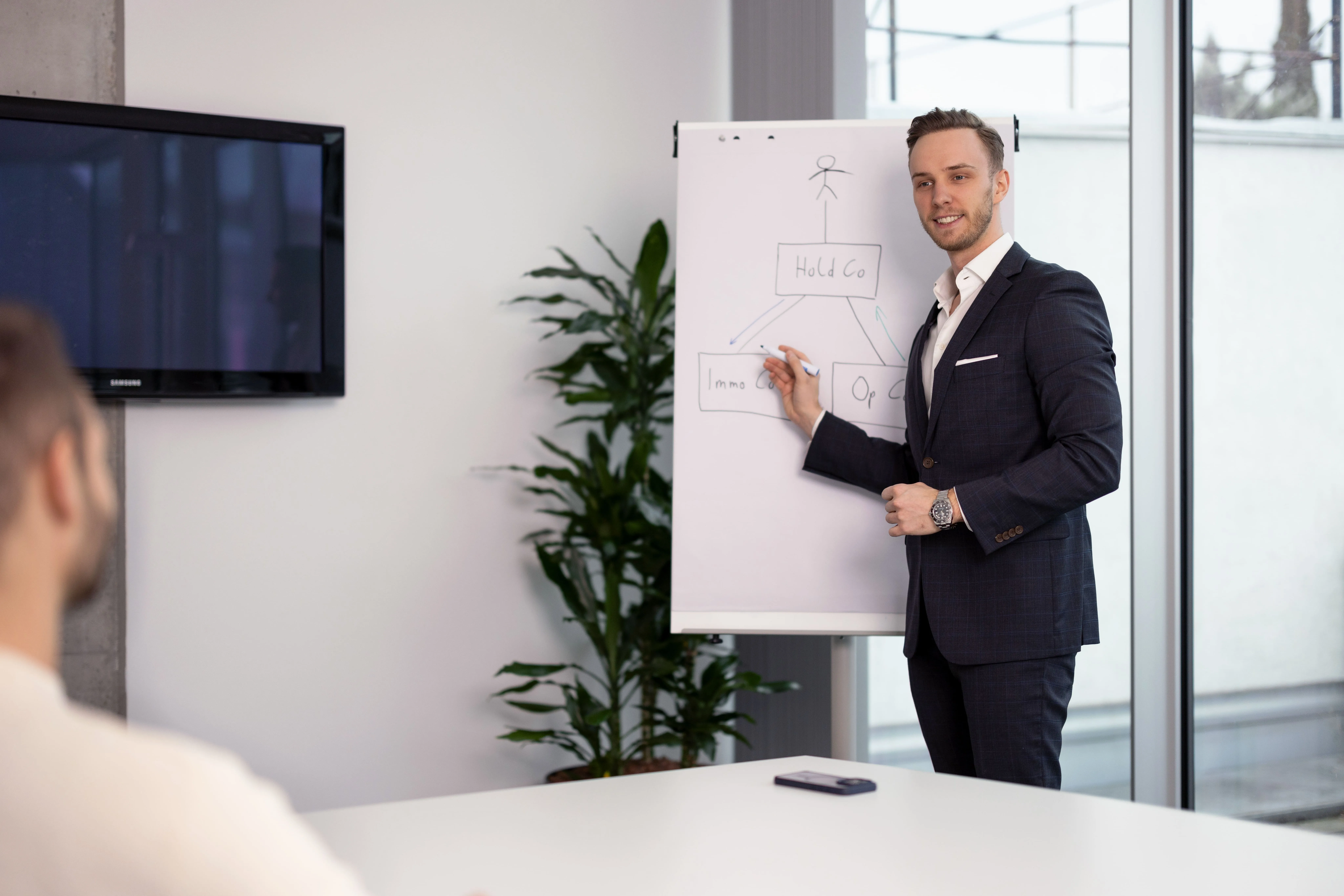 Mag. Philipp Statzinger erklärt steuerliche Konzepte vor einem Whiteboard in einem Seminarraum