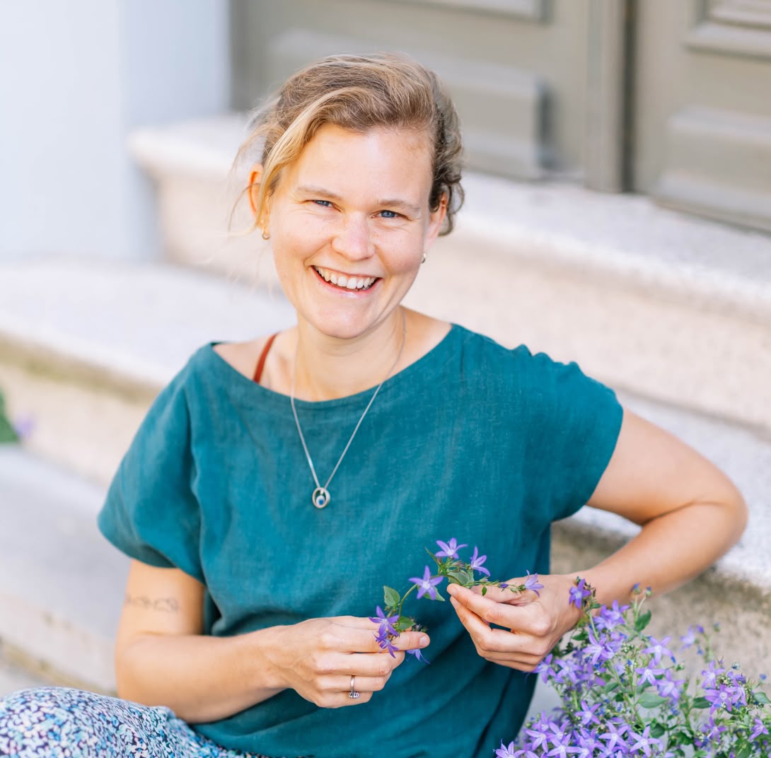 Headshot Dr. Mattie Raick