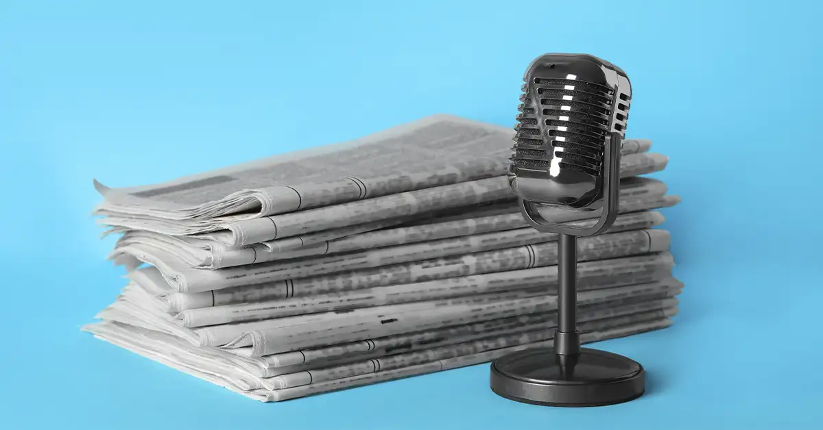 Profissionais sentados em evento corporativo tomando notas e acompanhando apresentações, representando a atuação estratégica da assessoria de imprensa no relacionamento com jornalistas e na cobertura de eventos empresariais.