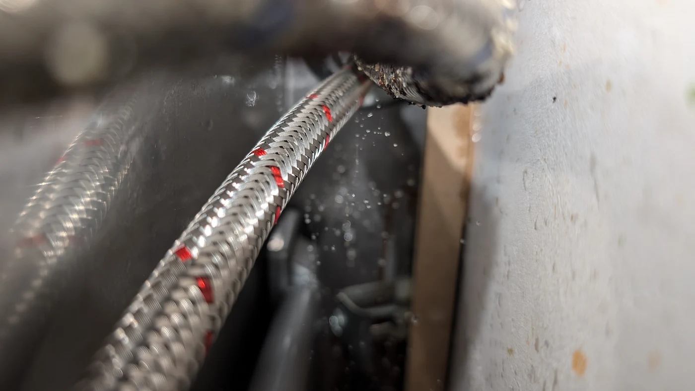 Gros plan d'un tuyau en métal qui fuit, texture métallique