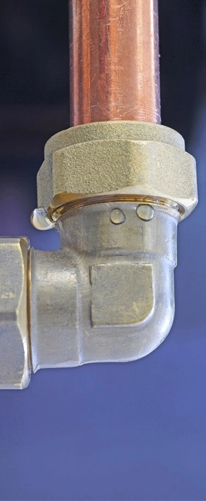 Gouttes d'eau cristallines sur une surface lisse, macro photographie avec un fond flou