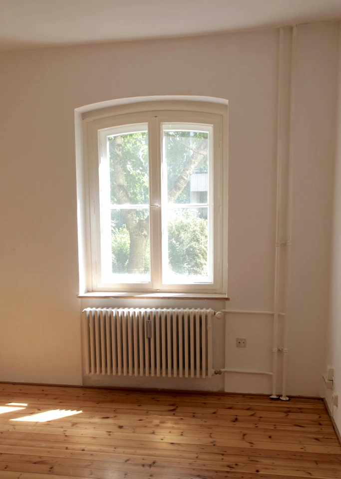 Homme tenant un bouton de chasse d'eau sur un réservoir de toilettes, réparation sanitaire