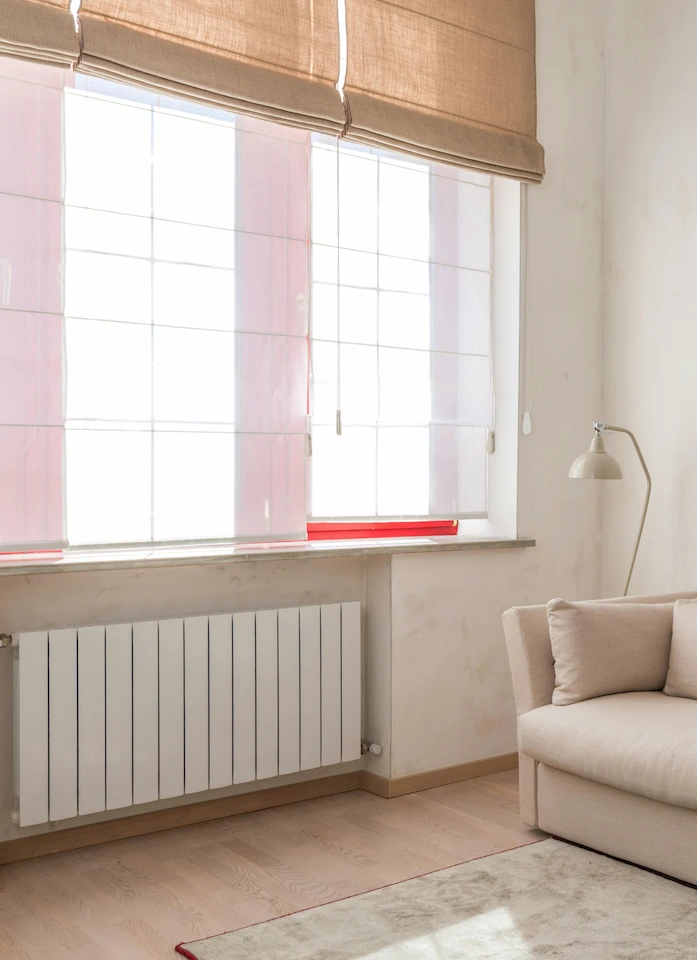 Toilette sanitaire moderne avec liquide de nettoyage dans la cuvette