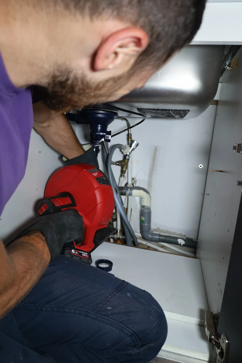 Salle de bain moderne avec toilettes, douche et lavabo, espace propre