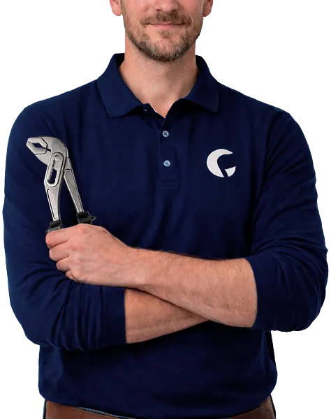 Homme portant un polo bleu marine avec un logo blanc tenant une pince-clé.