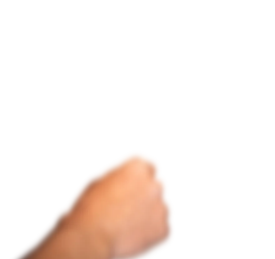 Poing fermé de couleur de peau claire sur fond transparent.