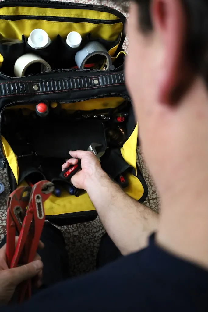 Technicien électricien Coup de clé en intervention électrique à Bordeaux.