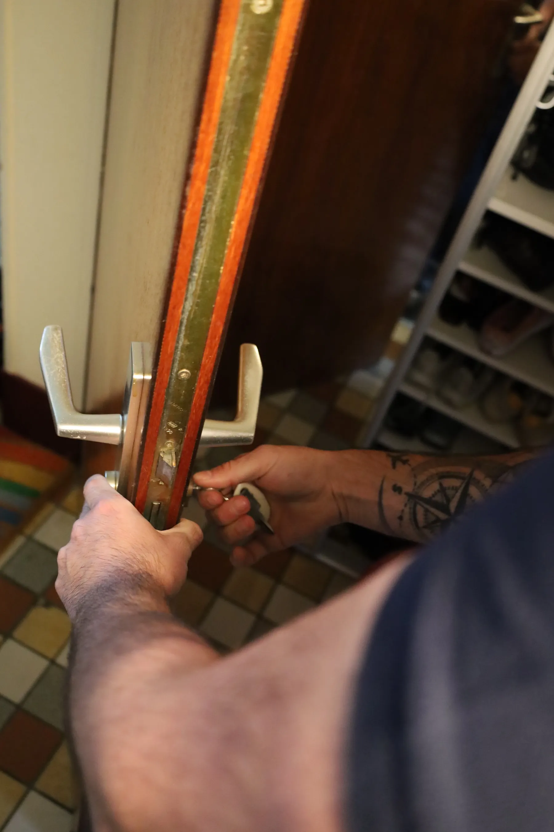 Mise en sécurité de porte par un serrurier professionnel à Bordeaux.