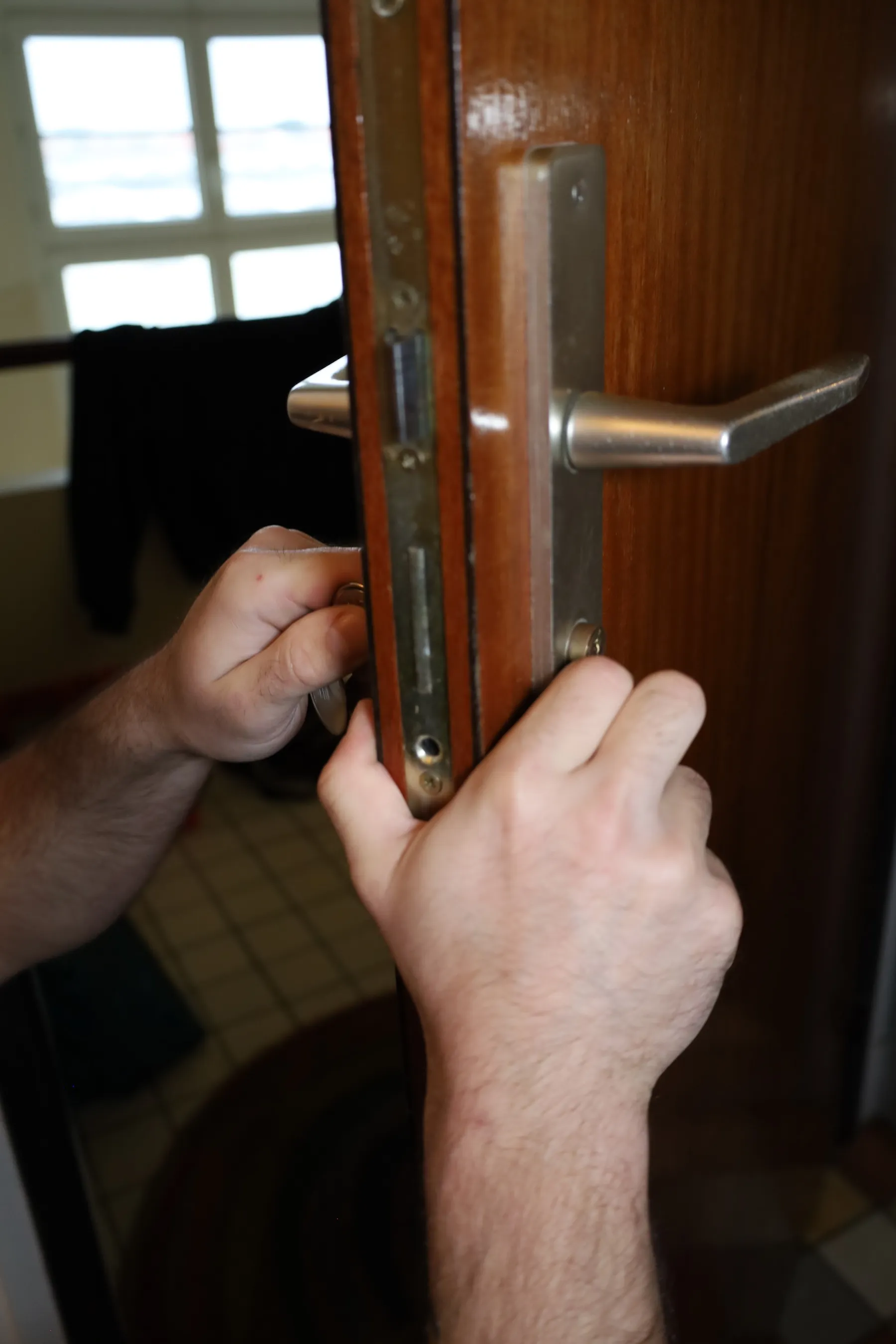 Remplacement de cylindre de serrure par un technicien à Bordeaux.