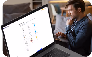 Homme regardant un ordinateur portable avec une page Web affichant des icônes et options de menu.