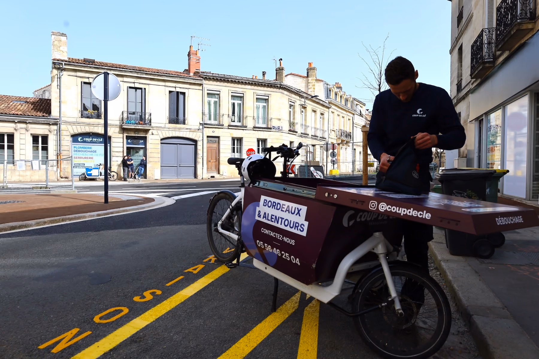 Technicien arrivée rapide à vélo cargo électrique