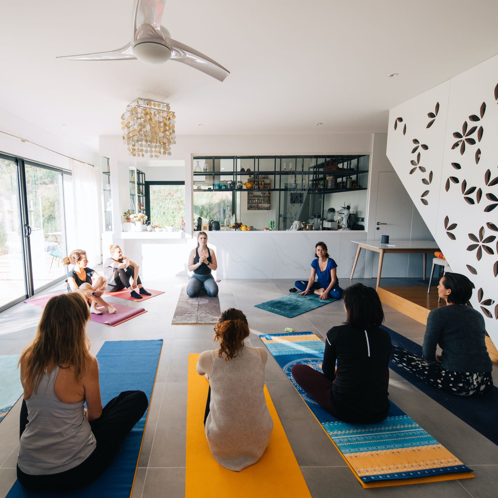 Séance de yoga en entreprise animée par un professeur diplômé, dans les locaux d'une entreprise en Île-de-France