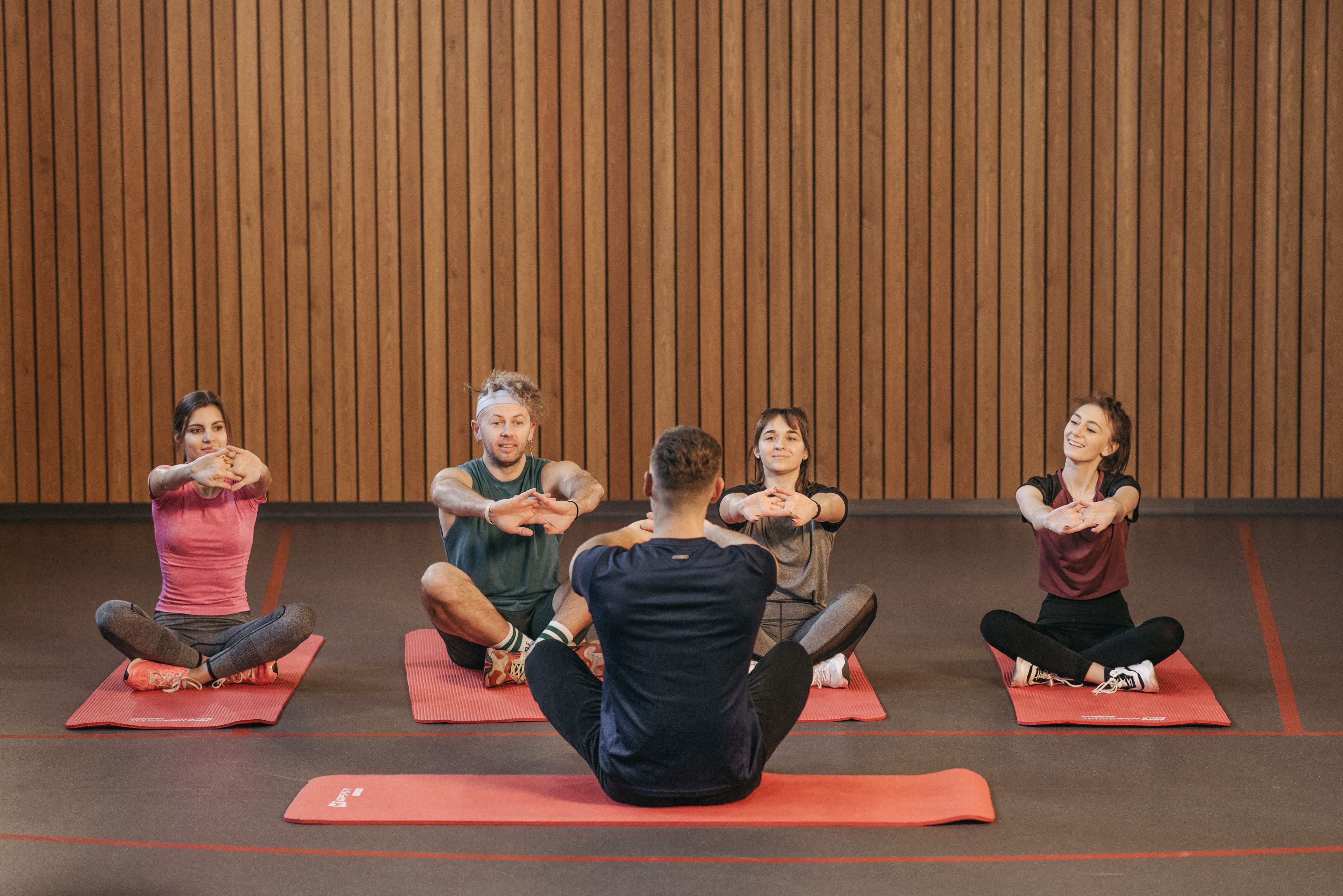 Séance de yoga en entreprise animée par un professeur diplômé, dans les locaux d'une entreprise en Île-de-France