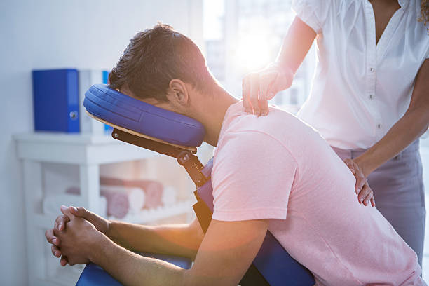 Séance de yoga en entreprise animée par un professeur diplômé, dans les locaux d'une entreprise en Île-de-France