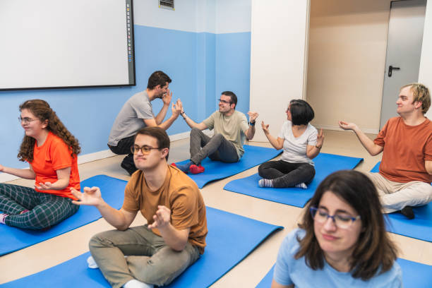 Séance de yoga en entreprise animée par un professeur diplômé, dans les locaux d'une entreprise en Île-de-France