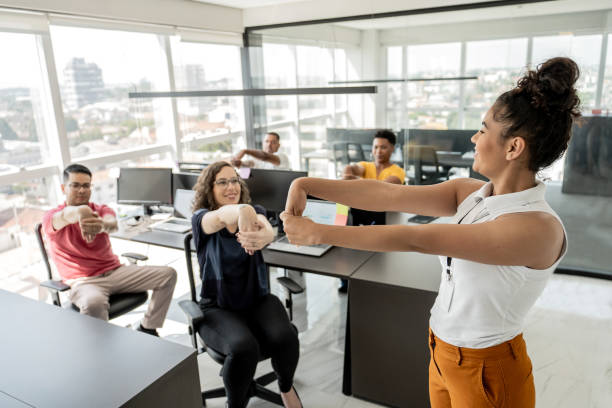 Séance de yoga en entreprise animée par un professeur diplômé, dans les locaux d'une entreprise en Île-de-France