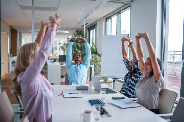 Pause active et étirements au poste de travail