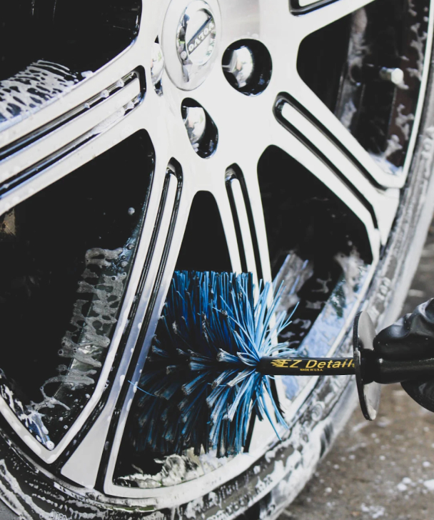 A car wheel with a blue brush on it.