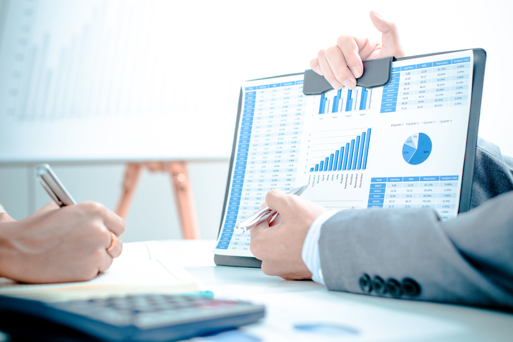 顧客へサービスの提案を行なっている様子