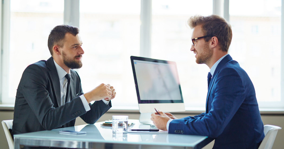 顧客とミーティングを行なっている様子