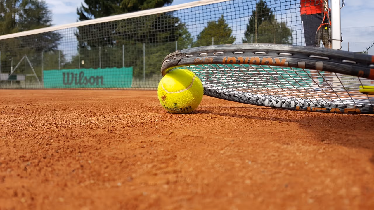 picture of a tennis court