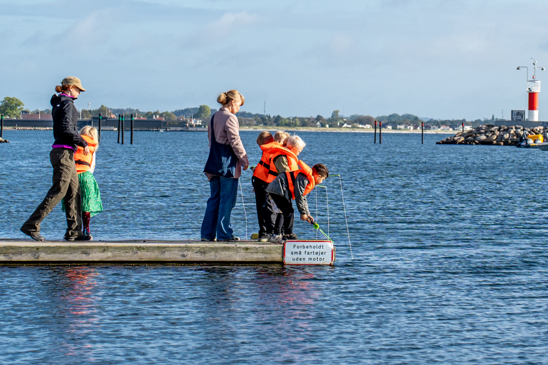 Børnehaveklassen fra Skåde Skole fisker ved Børnenes Havn i Aarhus