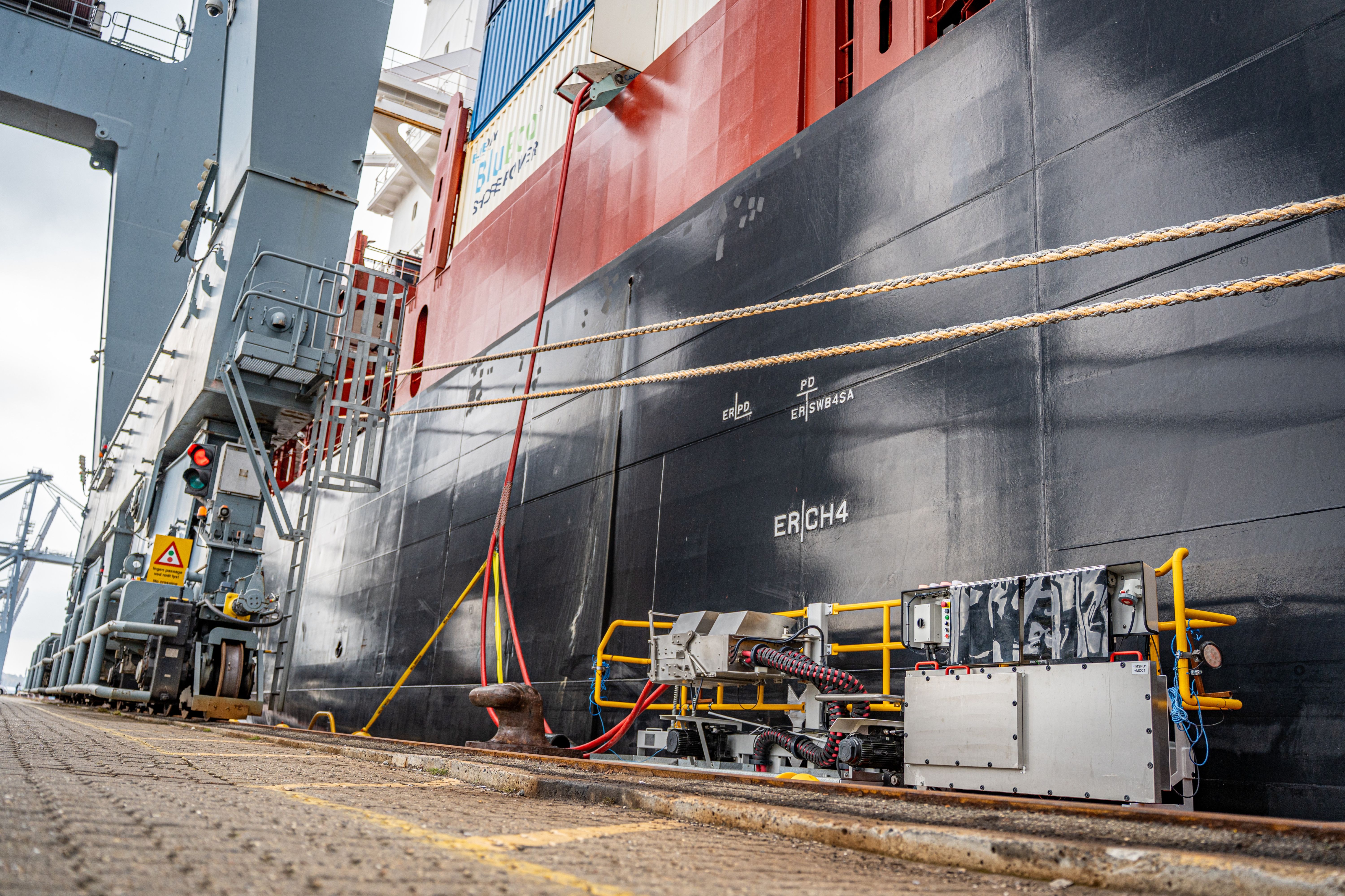 Containerskibet Dettifoss modtager landstrøm på havnen i Aarhus
