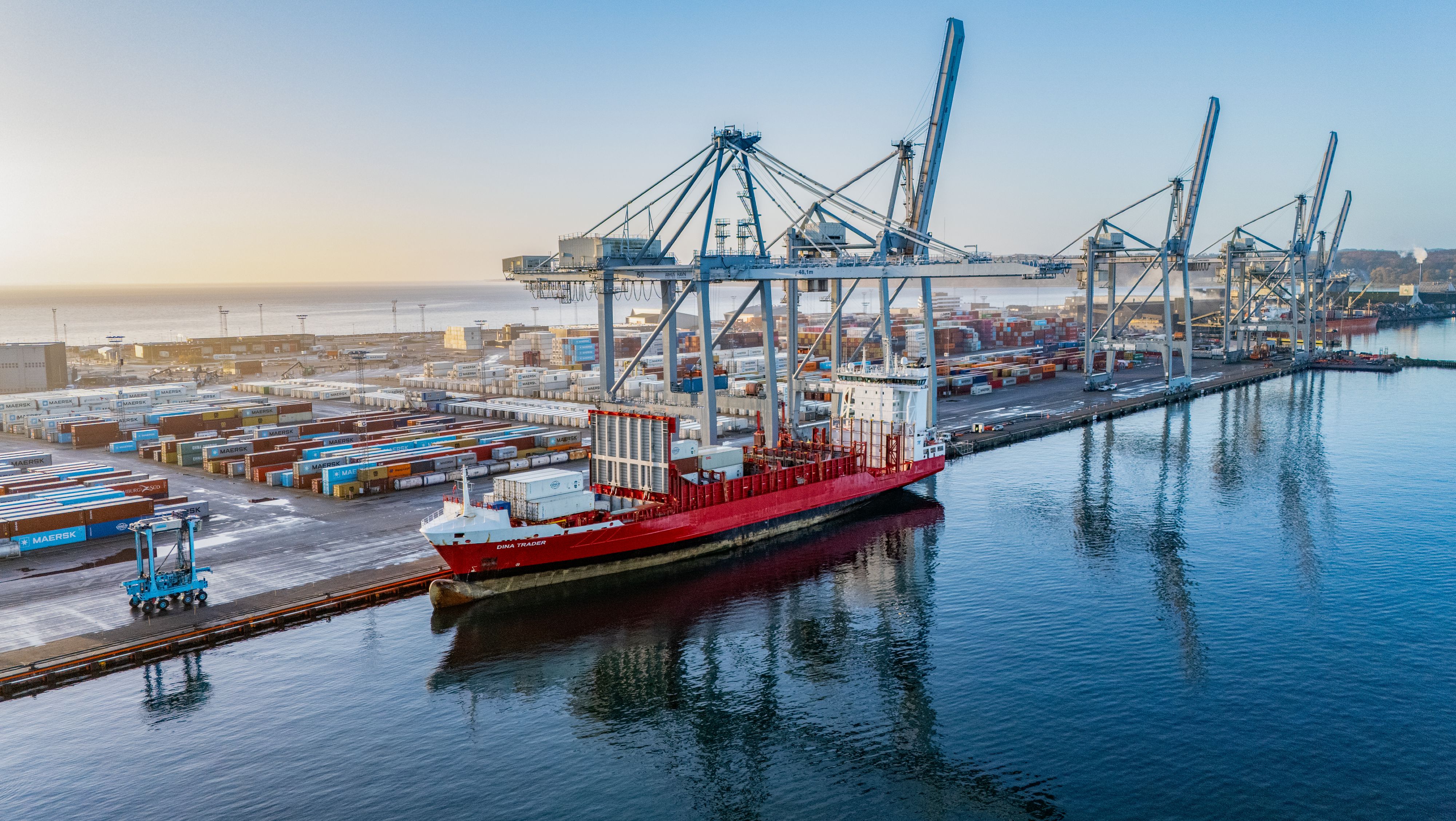 Containerskib Dina Trader i Aarhus Havn containerterminal