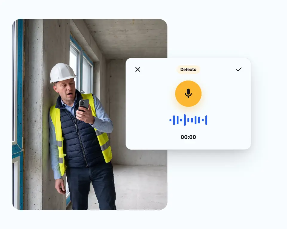 Arquitecto en la estructura en bruto dicta durante la visita de obra la falta de protección cortafuegos en un paso de tubería; después el defecto se completa y se puede enviar por WhatsApp o por correo.