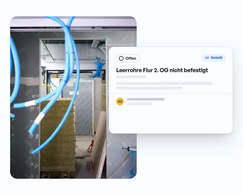 Lose Leerrohre auf der Baustelle, daneben der geteilte Mangel Leerrohre Flur 2. OG nicht befestigt, die Firma antwortet direkt über den Link.