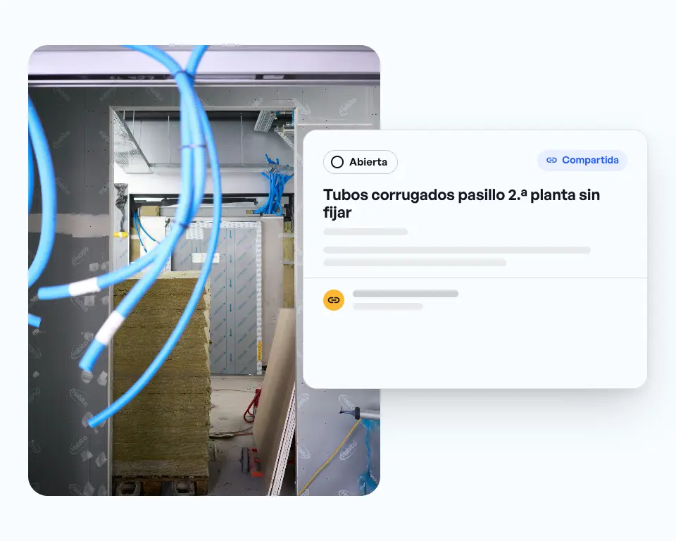 Tubos corrugados sueltos en la obra y, al lado, el defecto compartido «Tubos corrugados pasillo 2.ª planta sin fijar»; la empresa responde directamente a través del enlace.