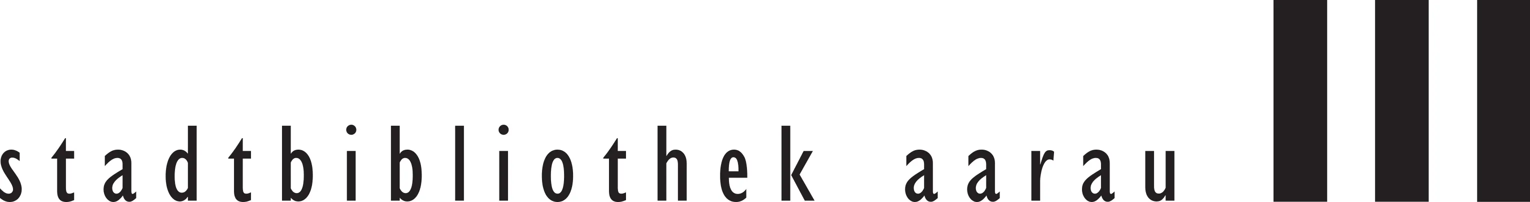 Das Bild zeigt das Logo der Stadtbibliothek Aarau als schwarzen, einzeiligen Schriftzug in Kleinbuchstaben auf weissen Hintergrund. Rechts davon sind drei dicke, schwarze, senkrechte Striche, die an drei aufgestellte Bücher erinnern.