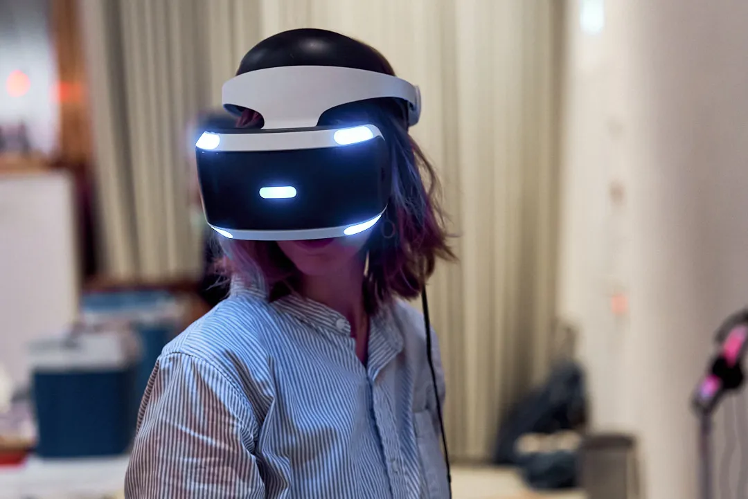 Junges Mädchen mit Virtual-Reality-Brille im Gesicht.