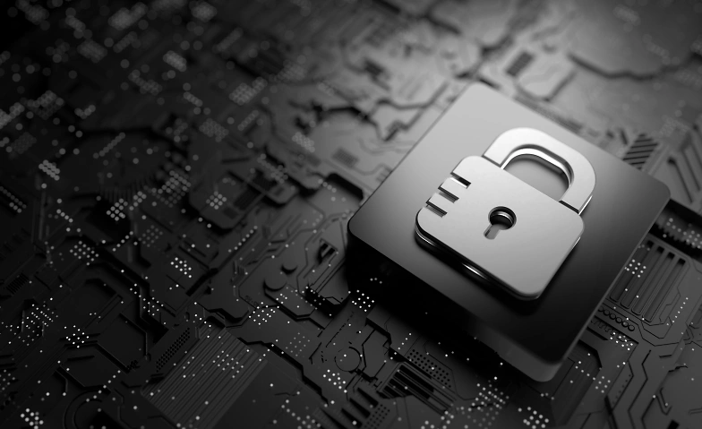 Auf einer grauen Fläche mit Computerchips liegt ein stilisiertes Schloss.
