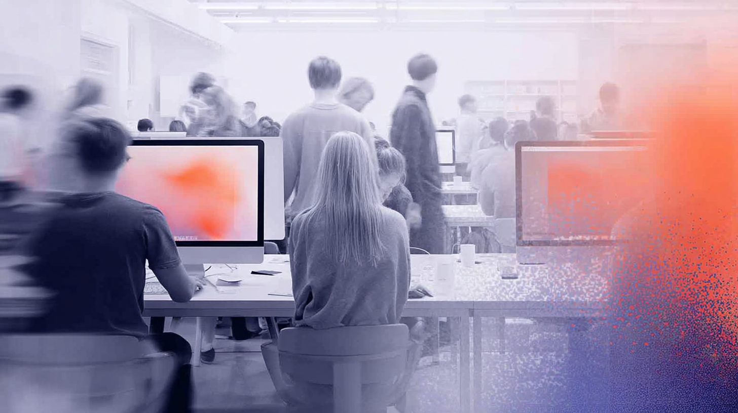 Modernes Lern- und Arbeitsumfeld: Junge Menschen arbeiten konzentriert an Computern in einem offenen, dynamischen Raum – ein Symbol für digitale Bildung, Teamwork und Zukunftskompetenzen.