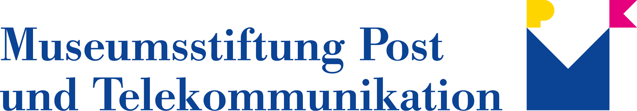 Das Bild zeigt das Logo vom Museum für Kommunikation Frankfurt. Links steht auf zwei Zielen Museumsstiftung Post und Telekommunikation. Rechts davon steht ein blaues M auf der linken Spitze des Ms in kleines gelbes P und auf der rechten Spitze des Ms ein kleines pinkes K