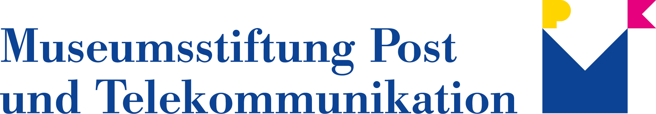 Das Bild zeigt das Logo vom Museum für Kommunikation Frankfurt. Links steht auf zwei Zielen Museumsstiftung Post und Telekommunikation. Rechts davon steht ein blaues M auf der linken Spitze des Ms in kleines gelbes P und auf der rechten Spitze des Ms ein kleines pinkes K