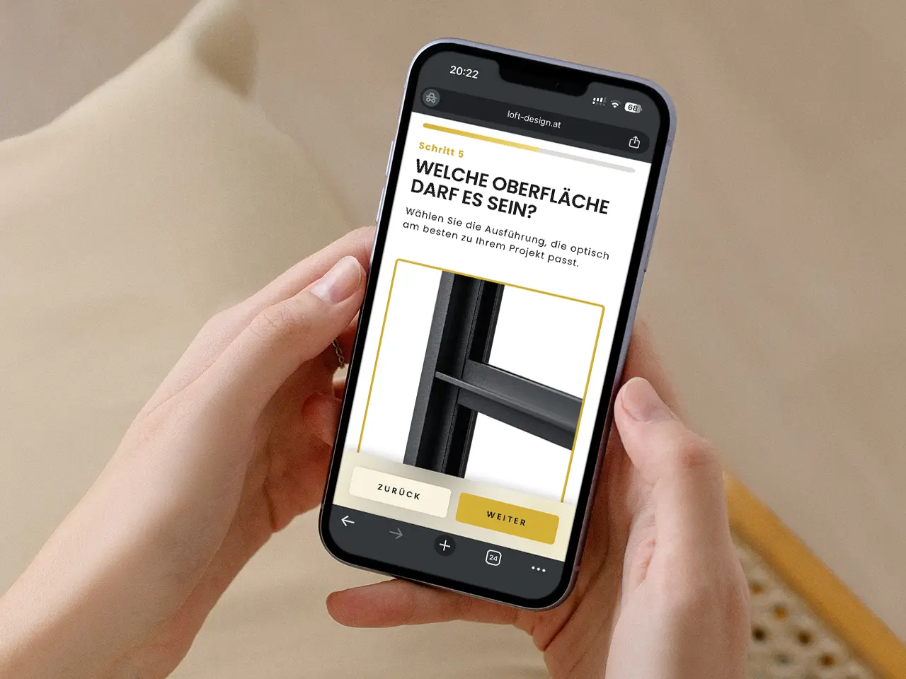 frau hält iphone in der hand und konfiguriert eine loft tür mit dem interaktiven konfigurator von loft design at