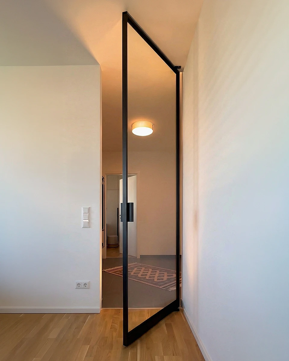 Foto von einer geöffneten Pendeltür ohne Sprossen. 