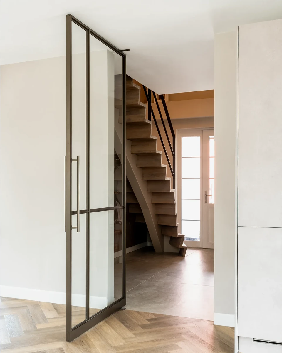 Foto einer Pivottür mit dezenten wenigen Sprossen 