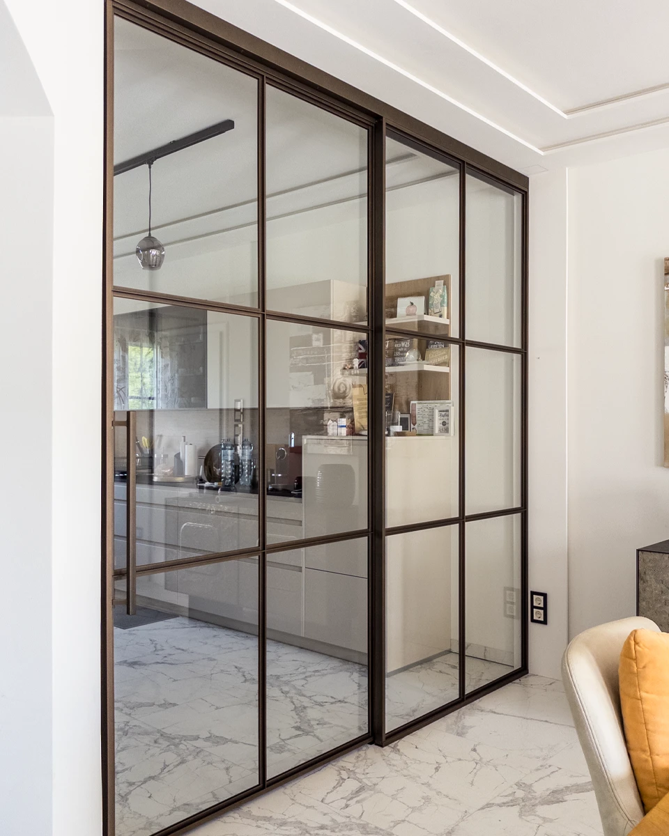 Foto einer LOFT-Schiebetür mit vielen Sprossen 