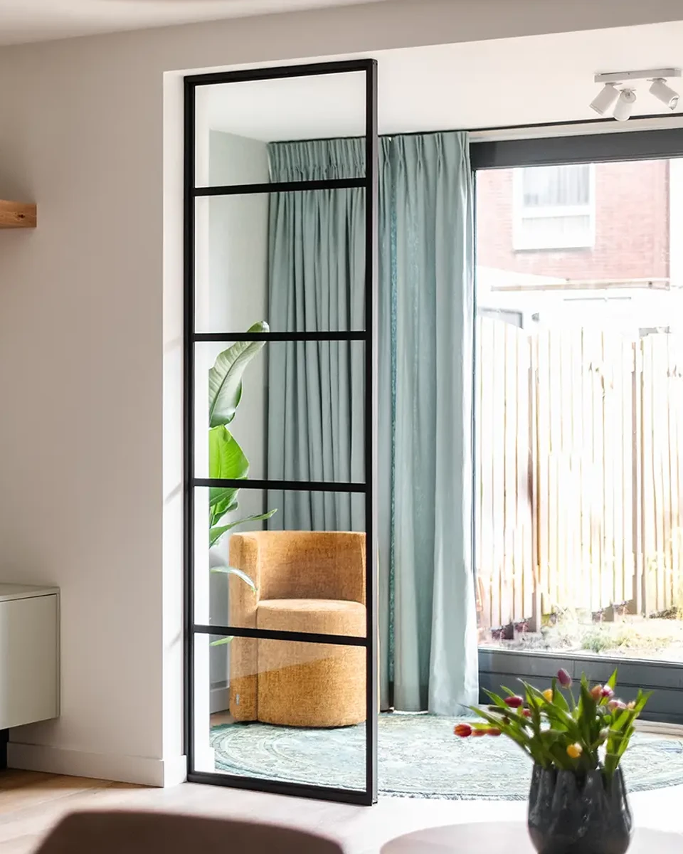 Foto eines festen Raumteilers 