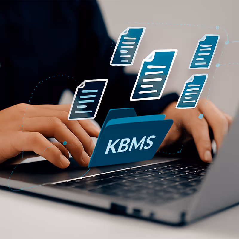 Hände bedienen Logistiksoftware – digitale Steuerung von Versand