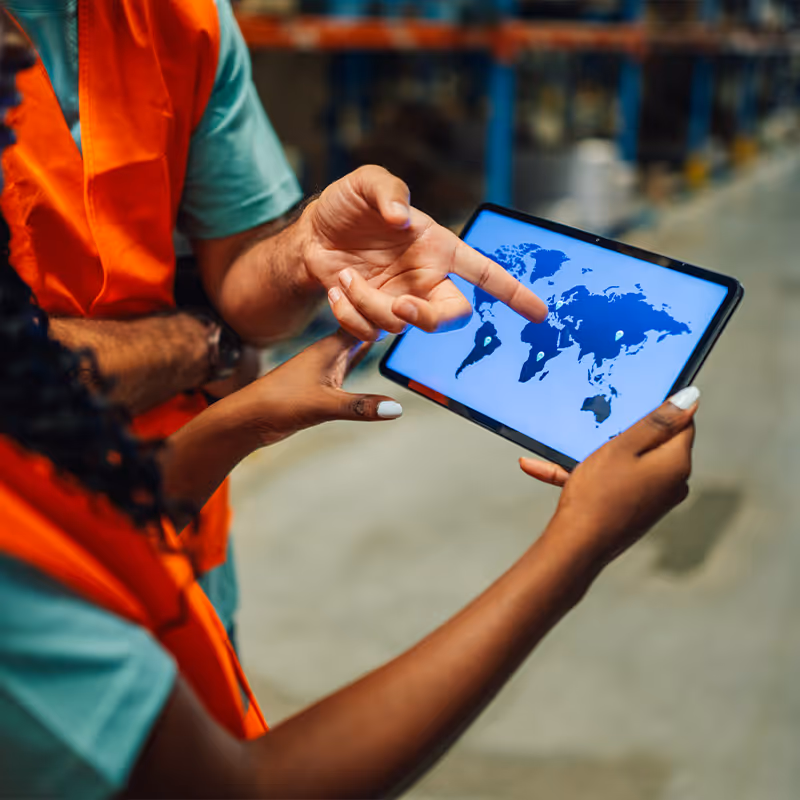 Tablet-Nutzung in Logistikhalle – digitale Versandsteuerung