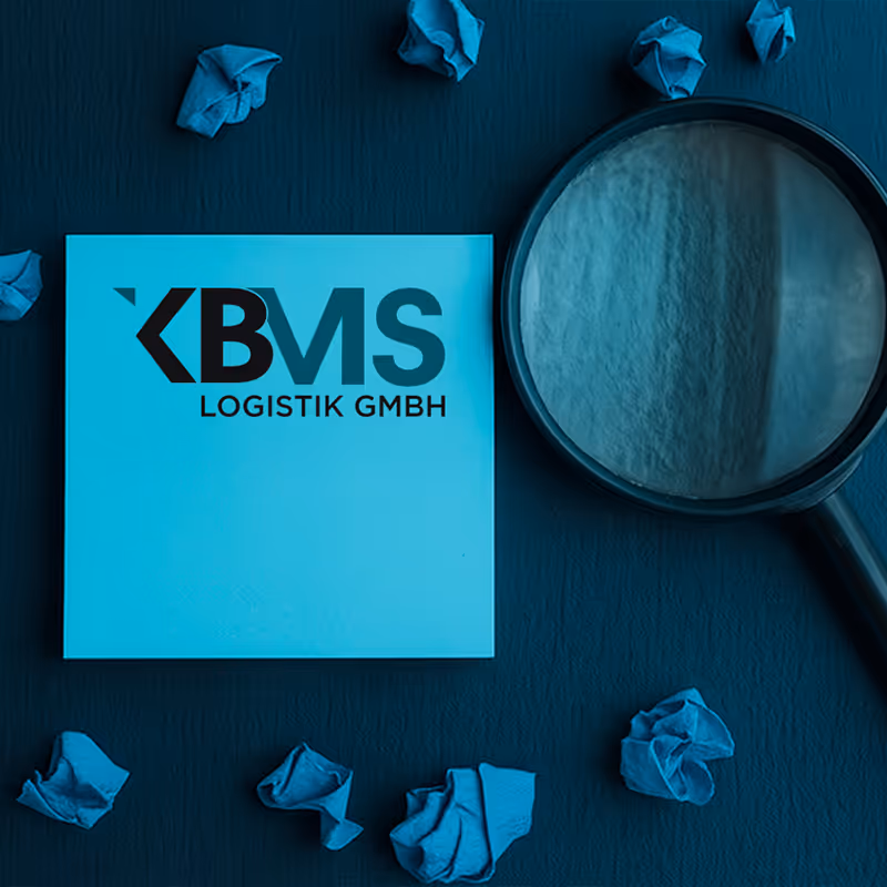 Lupe über KBMS Logo – Analyse logistischer Einsparpotenziale