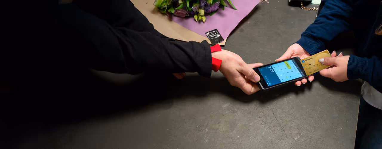 Paiement sans contact avec une carte Sogexia sur un terminal de paiement mobile