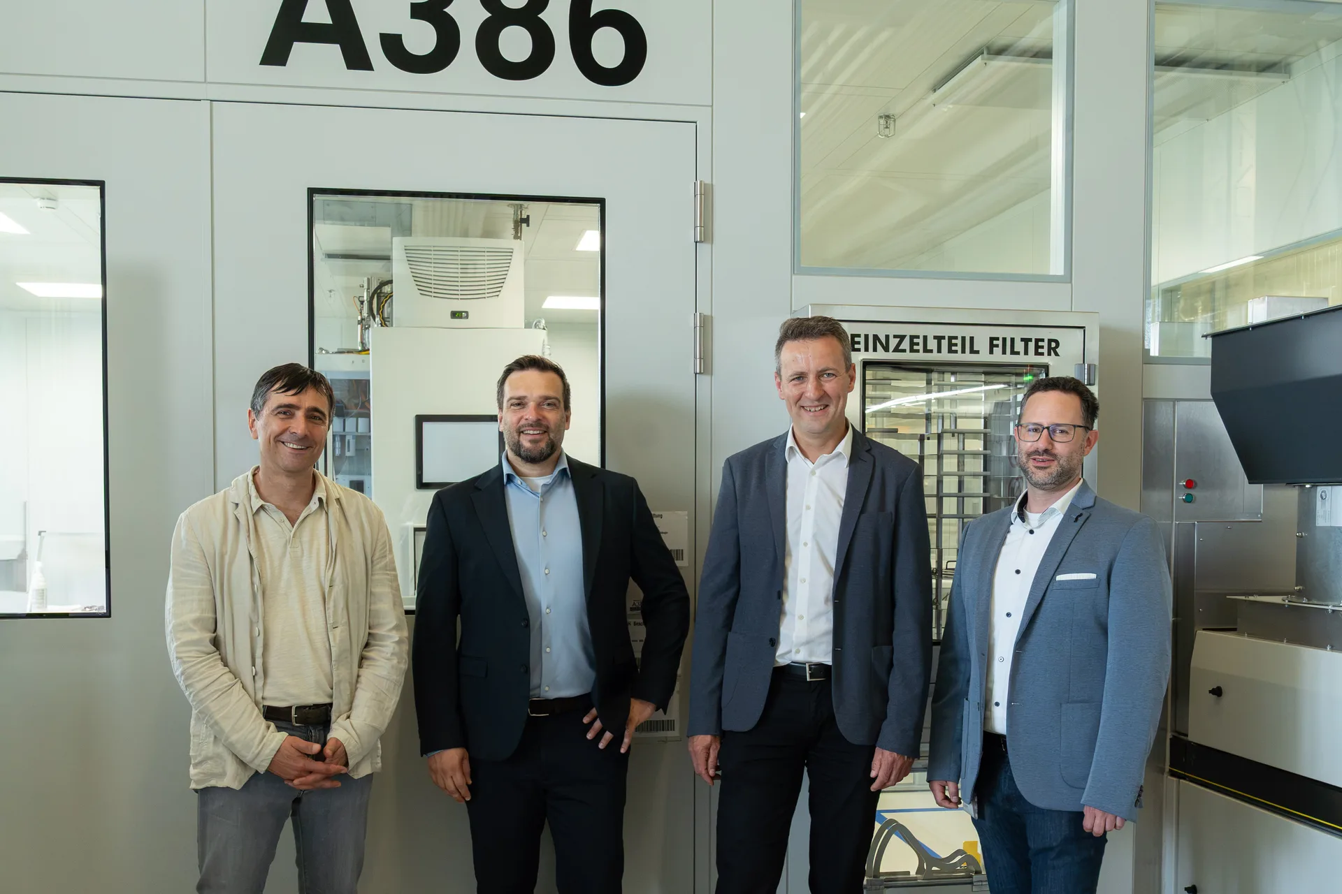 Core team of H2i and STIWA in front of production line A386