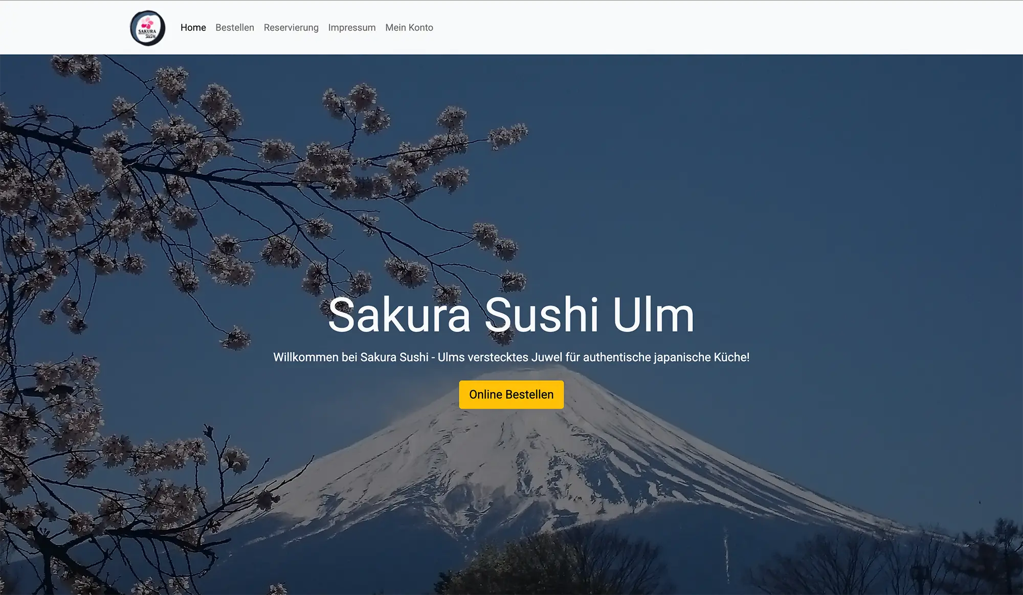 Alte Website von Sakura Sushi Ulm mit schlichter Startseite und Kirschblütenhintergrund