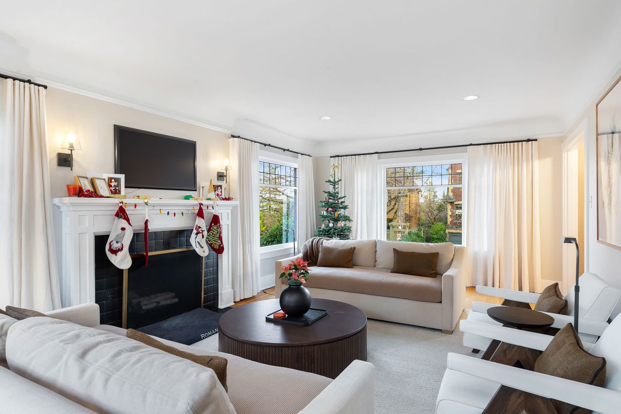 Holiday Deadlines: Why Now Is the Time to Schedule Your Painting Project - blog post thumbnail