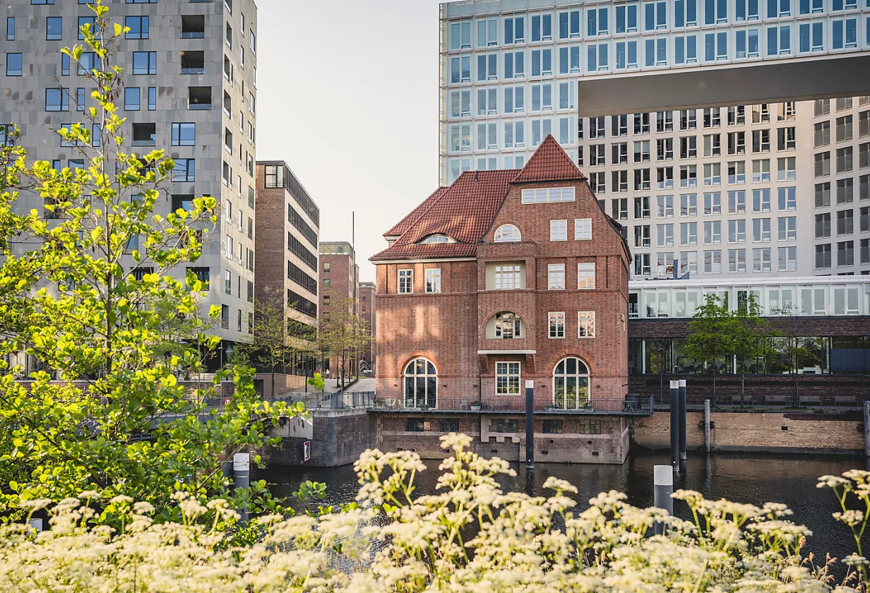 deutschland hamburg altes zollhaus im fruehling